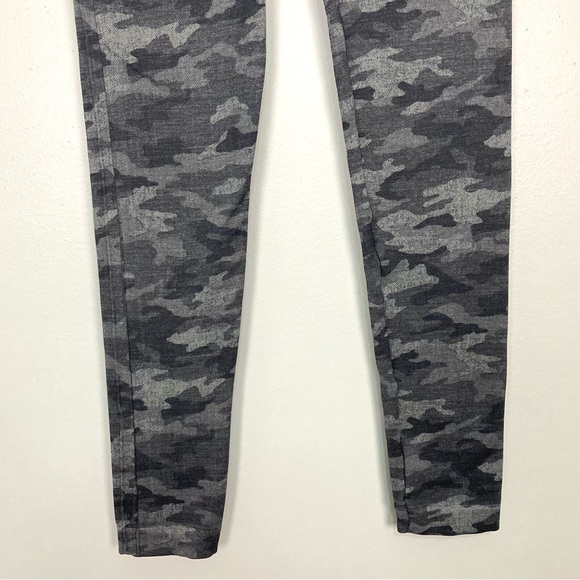 SPANX Look At Me Now Leggings In Camo Women’s Size M Full Length Slimming Gray - Picture 4 of 7